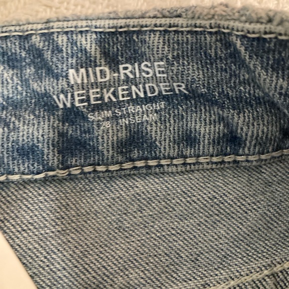 Good American Weekender High-Rise Relaxed Cuff Jeans - Picture 14 of 14